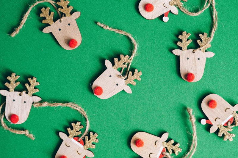 mit Puderzucker und Zitronensaft glatt verrühren. Den Guss auf den heißen Lebkuchen streichen. Auskühlen lassen